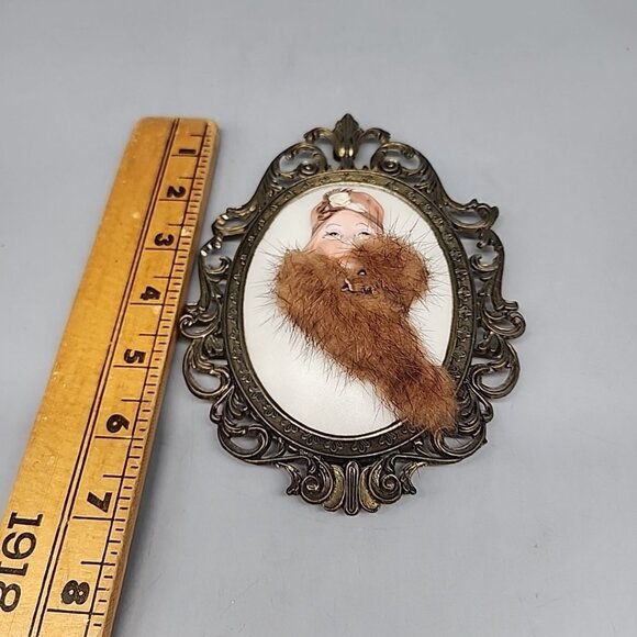 Vintage Gold Metal Framed Cameo Lady Fur Shaw Wall Hanging 7" - Picture 4 of 5